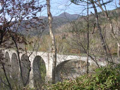 小道から見る第五音更川橋梁