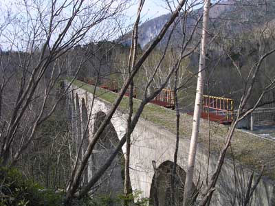 小道から見る第五音更川橋梁